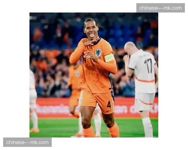 范戴克在荷兰队集训时表示：现代中卫必须精通区域防守，并在必要时能完成一对一。