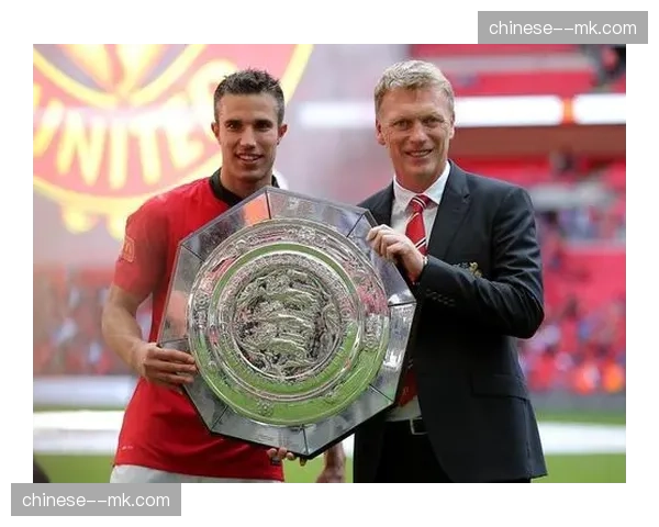 镜头捕捉：西汉姆联主帅莫耶斯在场边激烈质疑第四官员