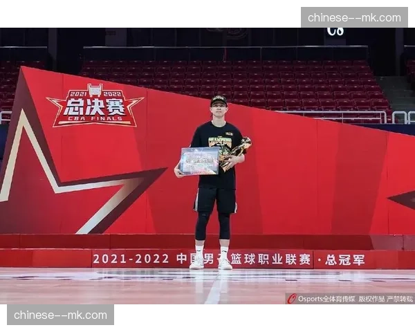 赵继伟捧起总决赛MVP奖杯（FMVP），与家人分享喜悦