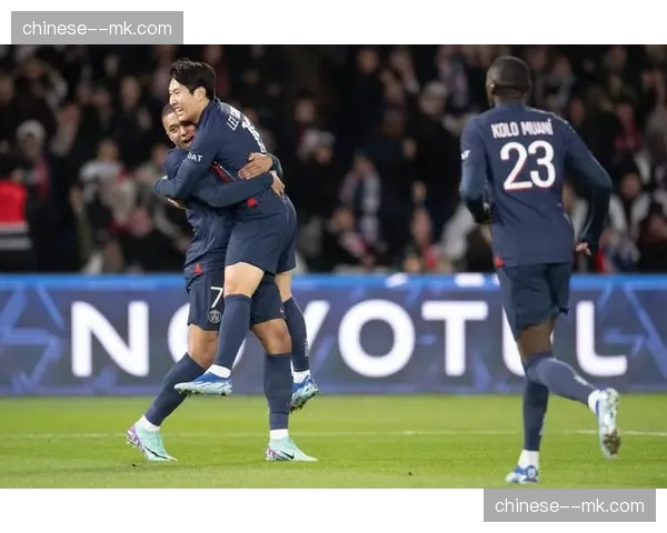 巴黎圣日耳曼客场3-0完胜昂热，李刚仁首开纪录贝拉尔多传射